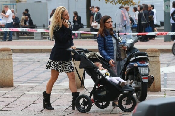 Michelle Hunziker, enceinte de son 3e enfant, a promené Sole dans les rues de Milan le 16 octobre 2014. Au programme : coiffeur, shopping et retrouvailles avec son papa, Tomaso Trussardi, que la belle Michelle a épousé le 10 octobre, jour du premier anniversaire de la fillette.