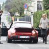 Michelle Hunziker, enceinte, et son mari Tomaso Trussardi de sortie dans Bergame avec leur Porsche vintage le 12 octobre 2014, deux jours après leur mariage.