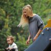 Michelle Hunziker, enceinte de son troisième enfant, et Tomaso Trussardi, tout jeunes mariés, ont passé du bon temps avec leur fille Sole, un an, le 19 octobre 2014 dans un parc de Milan.