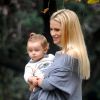 Michelle Hunziker, enceinte de son troisième enfant, et Tomaso Trussardi, tout jeunes mariés, ont passé du bon temps avec leur fille Sole, un an, le 19 octobre 2014 dans un parc de Milan.