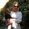 Michelle Hunziker, enceinte, et son mari Tomaso Trussardi visitaient avec leur fille Sole leur nouvelle maison près de Milan le 18 octobre 2014