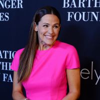 Jennifer Garner : Rose fluo et divine aux côtés de Maria Shriver et sa fille