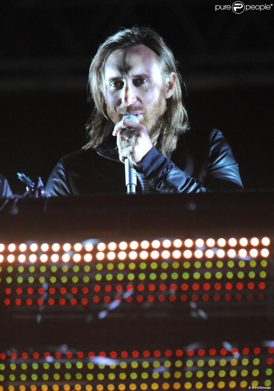David Guetta, micro en main lors de son concert à Rabat pour le Festival Mawazine. Le 26 mai 2013.