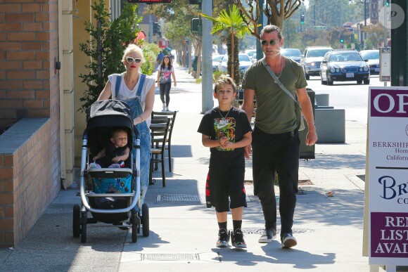 Gwen Stefani, Gavin Rossdale et leurs fils Kingston et Apollo se promènent à Encino. Los Angeles, le 19 octobre 2014.