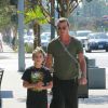 Gavin Rossdale et son fils Kingston à Encino, Los Angeles, le 19 octobre 2014.