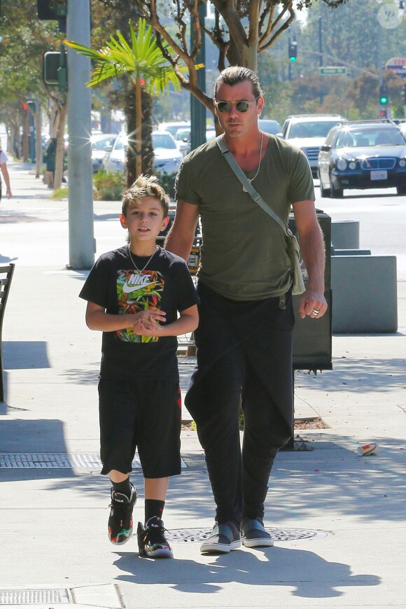 Gavin Rossdale et son fils Kingston à Encino, Los Angeles, le 19 octobre 2014.