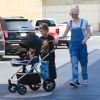 Gwen Stefani et ses fils Kingston et Zuma se promènent à Encino, Los Angeles. Le 19 octobre 2014.