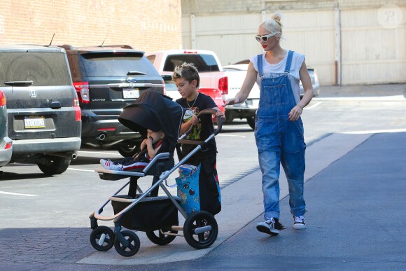 Gwen Stefani et ses fils Kingston et Zuma se promènent à Encino, Los Angeles. Le 19 octobre 2014.