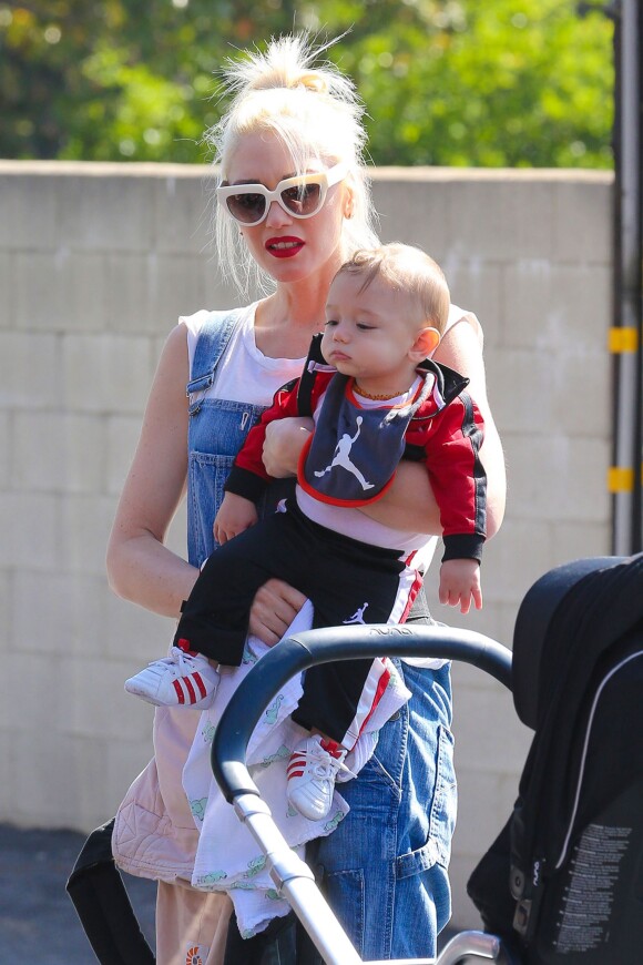 Gwen Stefani et son fils Apollo (7 mois) à Encino, Los Angeles, le 19 octobre 2014.