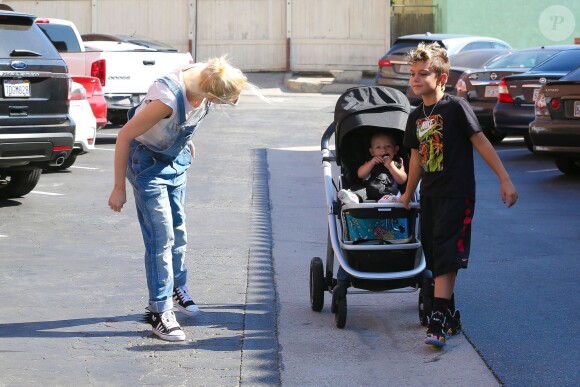 Gwen Stefani et ses fils Kingston et Zuma se promènent à Encino, Los Angeles. Le 19 octobre 2014.