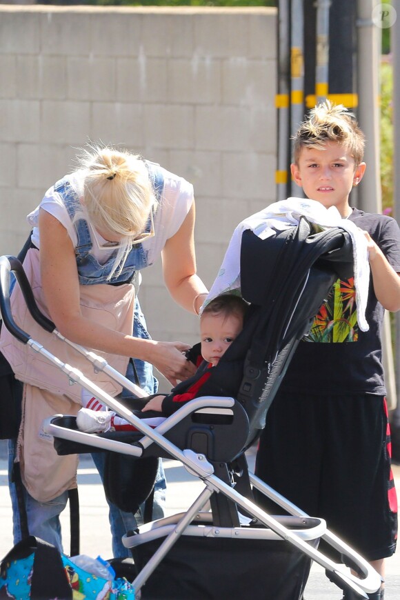 Gwen Stefani et ses fils Kingston et Zuma se promènent à Encino, Los Angeles. Le 19 octobre 2014.