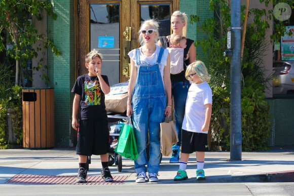 Gwen Stefani et ses fils Kingston, Zuma et Apollo à Encino, Los Angeles, le 19 octobre 2014.