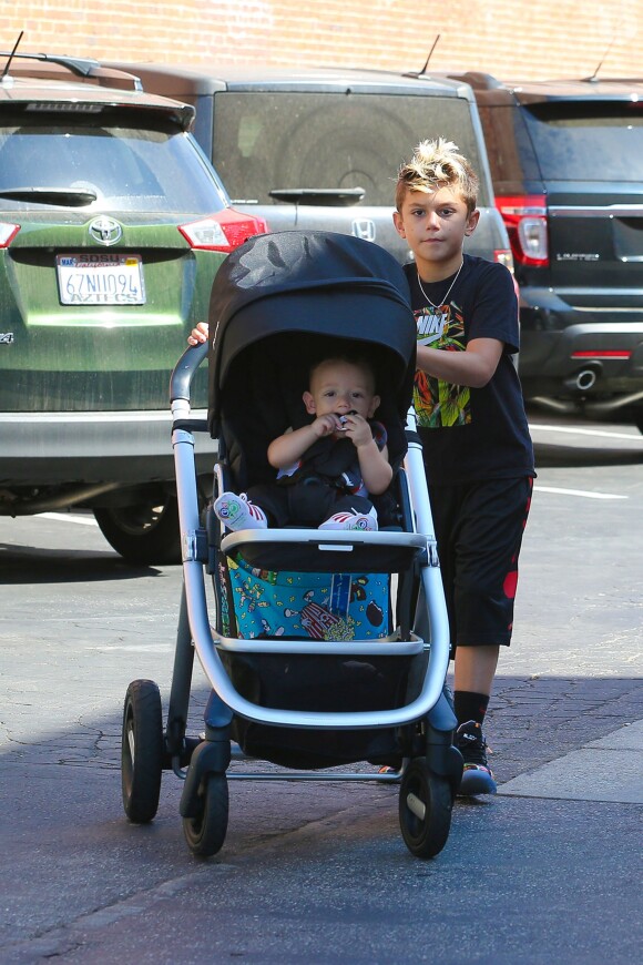 Kingston et son petit frère Apollo Rossdale à Encino, Los Angeles, le 19 octobre 2014.