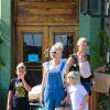 Gwen Stefani et ses fils Kingston, Zuma et Apollo à Encino, Los Angeles, le 19 octobre 2014.
