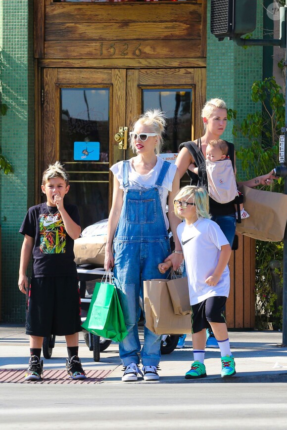 Gwen Stefani et ses fils Kingston, Zuma et Apollo à Encino, Los Angeles, le 19 octobre 2014.