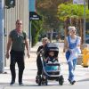 Gwen Stefani, Gavin Rossdale et leurs fils Kingston et Apollo se promènent à Encino. Los Angeles, le 19 octobre 2014.