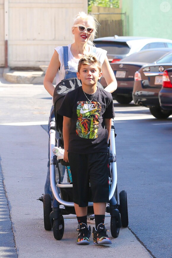 Gwen Stefani et ses fils Kingston et Zuma se promènent à Encino, Los Angeles. Le 19 octobre 2014.