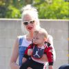 Gwen Stefani et son fils Apollo (7 mois) à Encino, Los Angeles, le 19 octobre 2014.