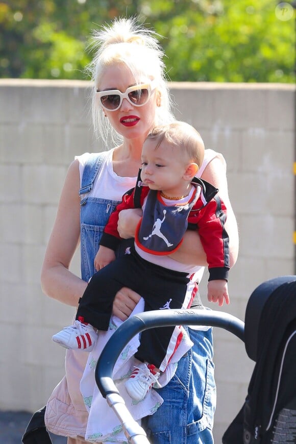 Gwen Stefani et son fils Apollo (7 mois) à Encino, Los Angeles, le 19 octobre 2014.