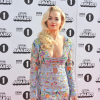 Rita Ora : Sexy en robe décolletée et dos nu pour séduire un public d'ados