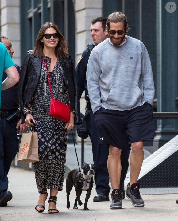 Jake Gyllenhaal se promène dans les rues de New York avec sa compagne Alyssa Miller. Le 7 mai 2014
