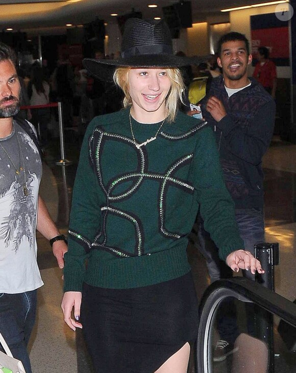 La rappeuse Iggy Azalea va prendre un avion à l'aéroport de Los Angeles, le 9 octobre 2014.