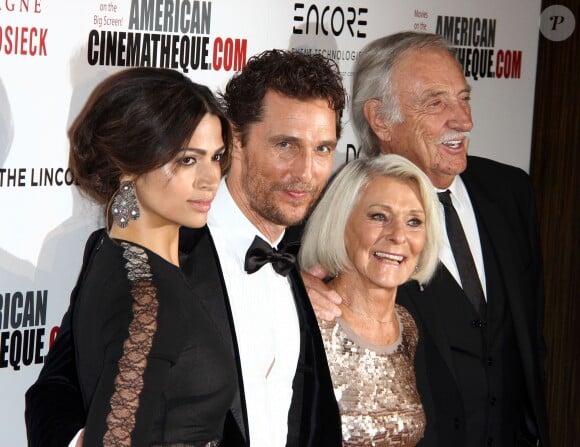 Matthew McConaughey, sa femme Camila Alves, et sa mère Mary Kathlene à la 28e cérémonie du American Cinematheque Award honorant avec Matthew McConaughey à Beverly Hills, le 21 octobre 2014.