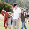 Reese Witherspoon et Ryan Phillippe regardant avec leurs compagnons respectifs leur fils Deacon jouer au football à Brentwood, le 18 mai 2013