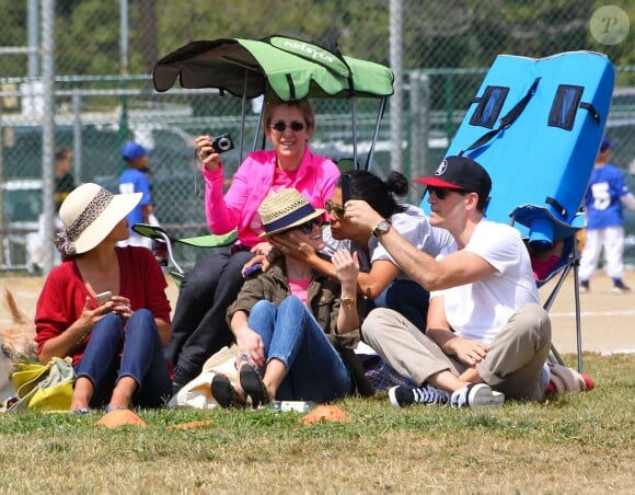 Reese Witherspoon et Ryan Phillippe regardant avec leurs compagnons respectifs leur fils Deacon jouer au football à Brentwood, le 18 mai 2013