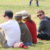 Reese Witherspoon et Ryan Phillippe regardant avec leurs compagnons respectifs leur fils Deacon jouer au football à Brentwood, le 18 mai 2013