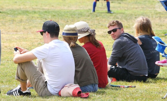 Reese Witherspoon et Ryan Phillippe regardant avec leurs compagnons respectifs leur fils Deacon jouer au football à Brentwood, le 18 mai 2013