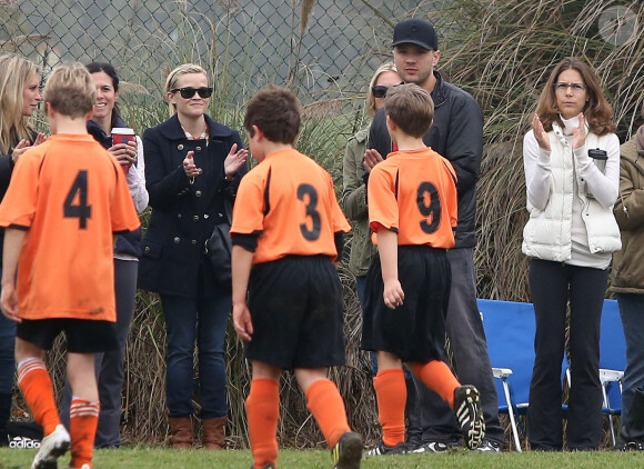 Reese Witherspoon, son mari Jim Toth et son ex-mari Ryan Phillippe assiste au match de football de leur fils Deacon à Brentwood le 8 décembre 2012