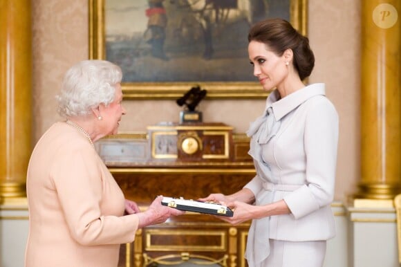 Angelina Jolie a été décorée du titre de Dame grand-croix de l'ordre de St Michael et St George pour son engagement contre les violences faites aux femmes en temps de guerre, la plus haute distinction civile du Royaume-Uni, au palais de Buckingham à Londres. Le 10 octobre 2014 