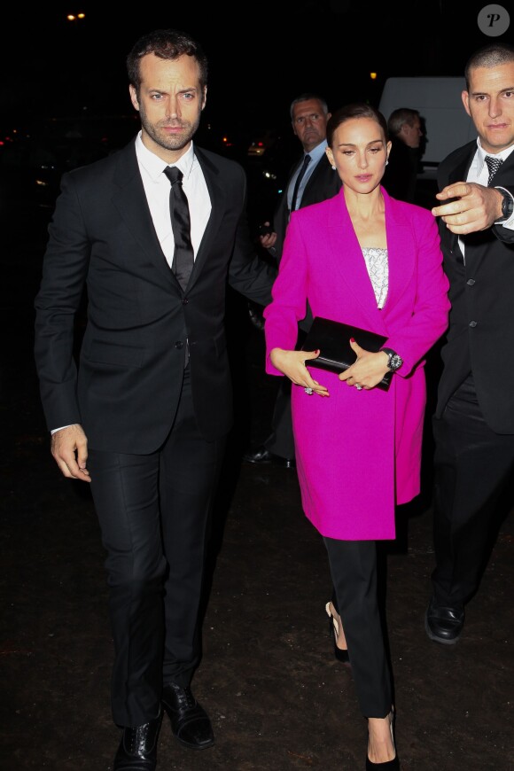 Nathalie Portman et son époux Benjamin Millepied arrivant à l'exposition Miss Dior au Grand Palais à Paris le 12 novembre 2013