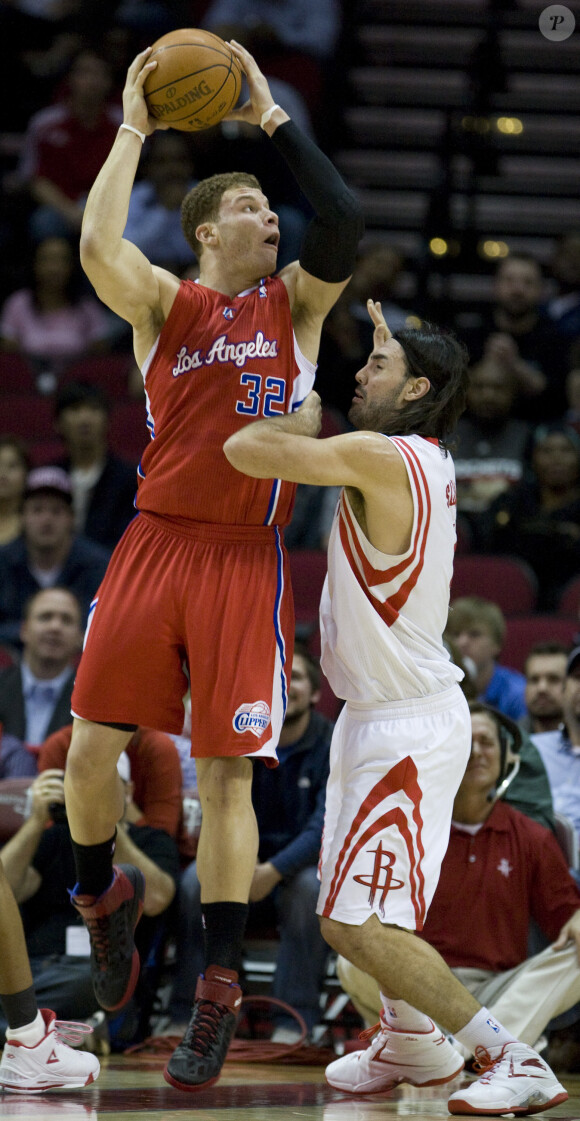 Blake Griffin monte sur Luis Scola lors de la rencontre entre les Clppers et les Rockets de Houston, à Houston, le 26 janvier 2011