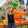 Laura Smet prend la pose au parc Disneyland Paris, à l'occasion d'Halloween, octobre 2014.