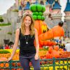 Laura Smet prend la pose au parc Disneyland Paris, à l'occasion d'Halloween, octobre 2014.