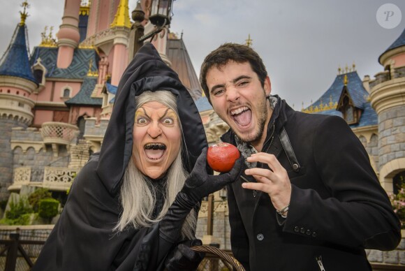 Louis Delort prend la pose au parc Disneyland Paris, à l'occasion d'Halloween, octobre 2014.