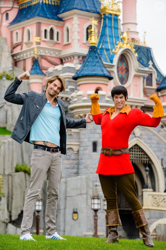 Camille Lacourt prend la pose au parc Disneyland Paris, à l'occasion d'Halloween, octobre 2014.