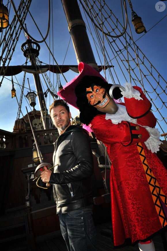 Christophe Maé prend la pose au parc Disneyland Paris, à l'occasion d'Halloween, octobre 2014.