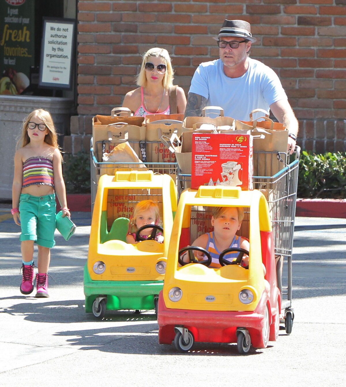 Vidéo : Tori Spelling fait du shopping avec son mari Dean McDermott et