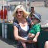 Dean McDermott, son fils Jack, sa femme Tori Spelling et leurs enfants Liam, Stella et Finn au Farmers Market à Malibu, le 10 août 2014. 