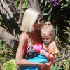 Tori Spelling, toujours aussi maigre, est allée se promener avec ses enfants dans les rues de Malibu. Le 15 août 201.