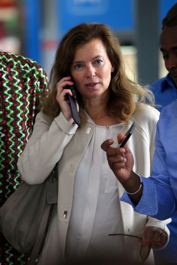 Valérie Trierweiler (dont le livre "Merci pour ce moment" est déjà un best-seller) arrive à l'aéroport CDG à Paris pour prendre un vol à destination de Madagascar. Le 5 septembre 2014