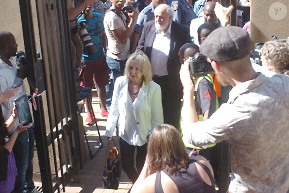 June et Barry Steenkamp lors de leur arrivée à la North Gauteng High court de Pretoria pour l'énoncé de la peine infligée à Oscar Pistorius le 21 octobre 2014