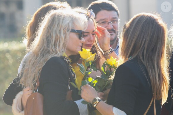 Catherine, la mère de Gaël Lopes, ainsi que la petite amie de Gaël Lopes assistent aux obsèques de Gaël Lopes (candidat de Rising Star) au crématorium du cimetière du Père Lachaise à Paris, le 27 octobre 2014.