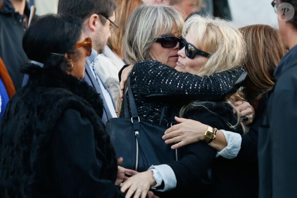 Catherine, la mère de Gaël Lopes, assiste aux obsèques de Gaël Lopes (candidat de Rising Star) au crématorium du cimetière du Père Lachaise à Paris, le 27 octobre 2014.
