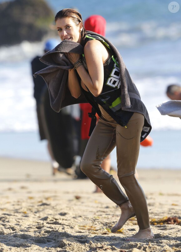 Kate Walsh sur une planche de surf pour le tournage de "Bad Judge" sur une plage de Malibu, le 27 octobre 2014.