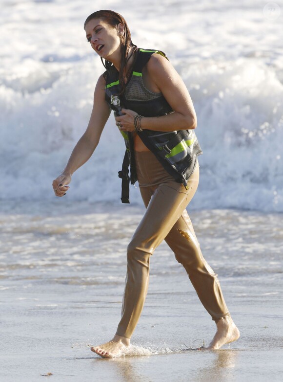 Kate Walsh sur le tournage de son nouveau show "Bad Judge" sur une plage de Malibu, le 27 octobre 2014.