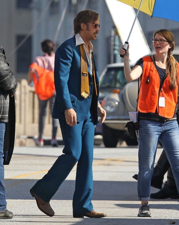 Ryan Gosling porte un costume bleu des années 70 sur le tournage du film "The Nice Guys" à Atlanta, le 27 octobre 2014.